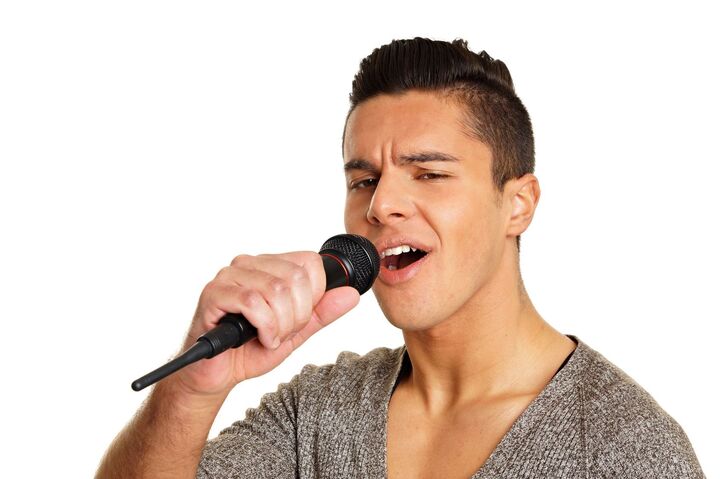 超自己チュウで周囲ドン引き!カラオケで遭遇した“ジャイアン男”