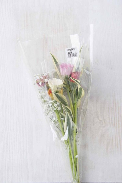 スーパーの花束をおしゃれに変身させるとっておきのアイデアとは 暮らしニスタ スーパーの花束をおしゃれに変身させるとっておきのアイデアとは 暮らしニスタ