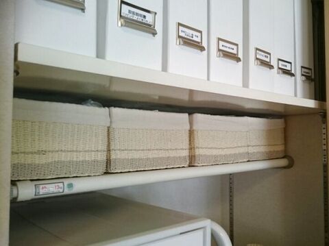 リビング収納に突っ張り棒 突っ張り棚を 暮らしニスタ リビング収納に突っ張り棒 突っ張り棚を 暮らしニスタ