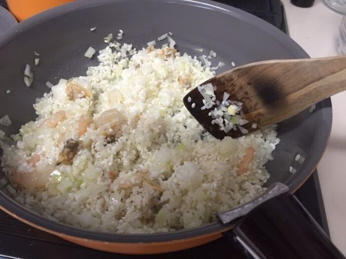 米と白だしを入れて煮込みます