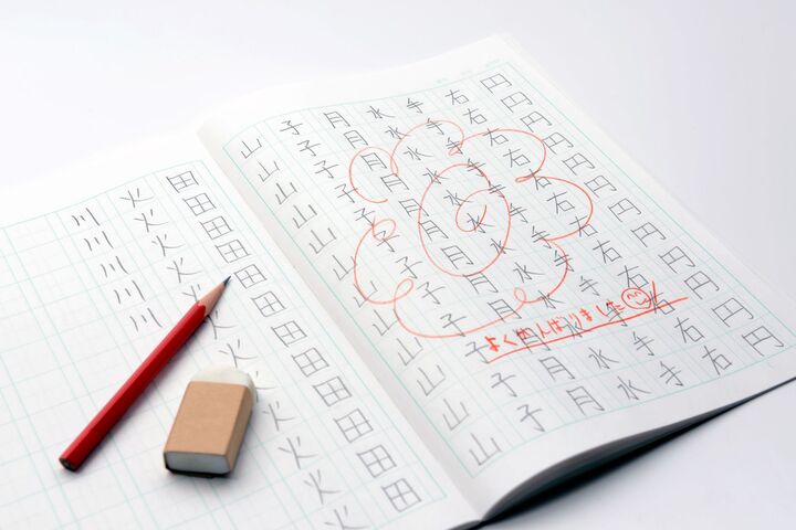 褒めっぱなしは逆効果?“頑張れる子”になるための親の接し方