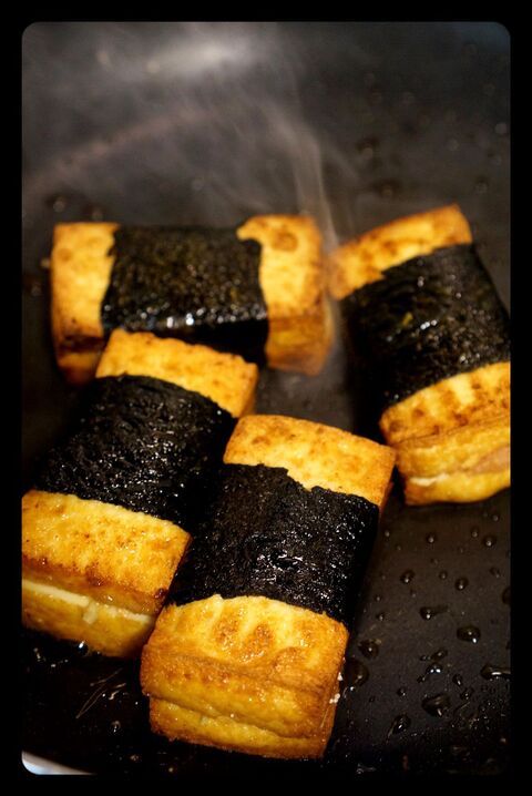 挟んで焼くだけ 明太子バター磯辺厚揚げのレシピ 暮らしニスタ