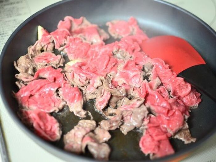 ３．牛肉を炒める。