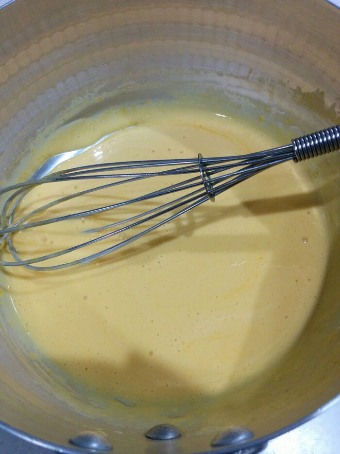 ②卵黄、残りの砂糖を入れて、泡立て器混ぜます。
