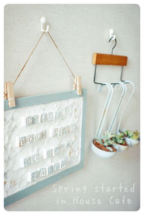 100均粘土とコルクボードで カフェ風メッセージボードの作り方 暮らしニスタ 100均粘土とコルクボードで カフェ風メッセージボードの作り方 暮らしニスタ