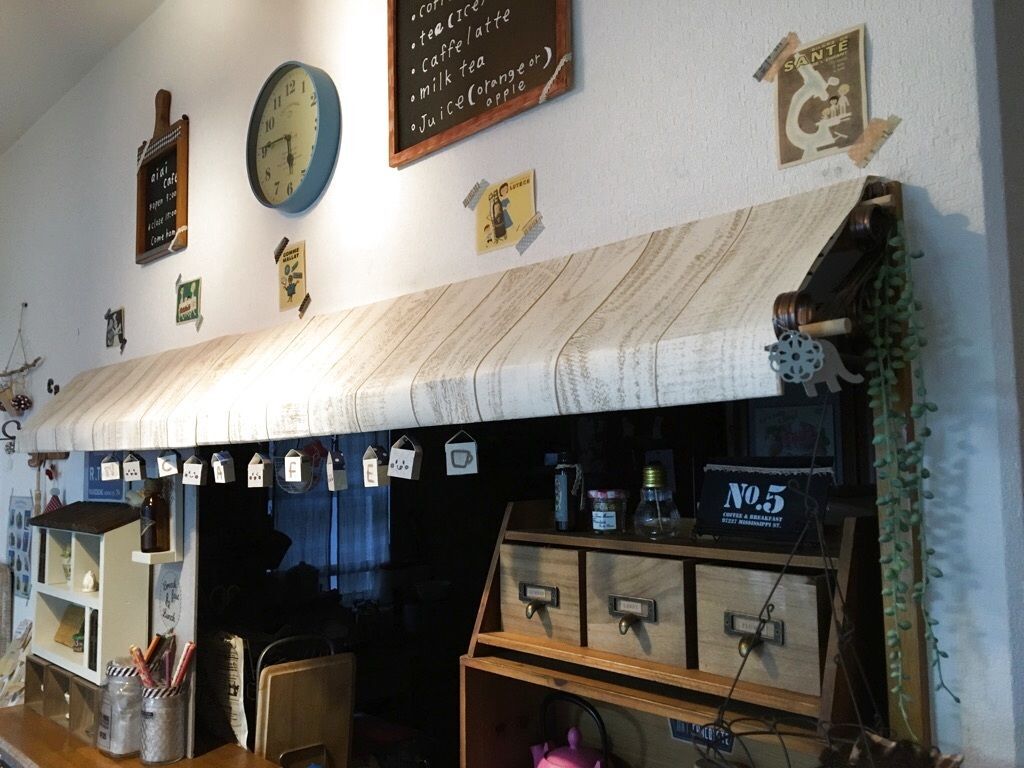 板壁風の壁紙を貼るだけで カフェ風に雰囲気アップ 暮らしニスタ