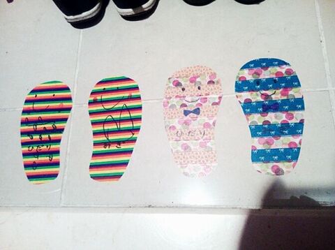 子供が靴をちゃんとそろえてくれる マスキングテープで簡単かわいい 靴おきくん 暮らしニスタ 子供が靴をちゃんとそろえてくれる マスキングテープで簡単かわいい 靴おきくん 暮らしニスタ