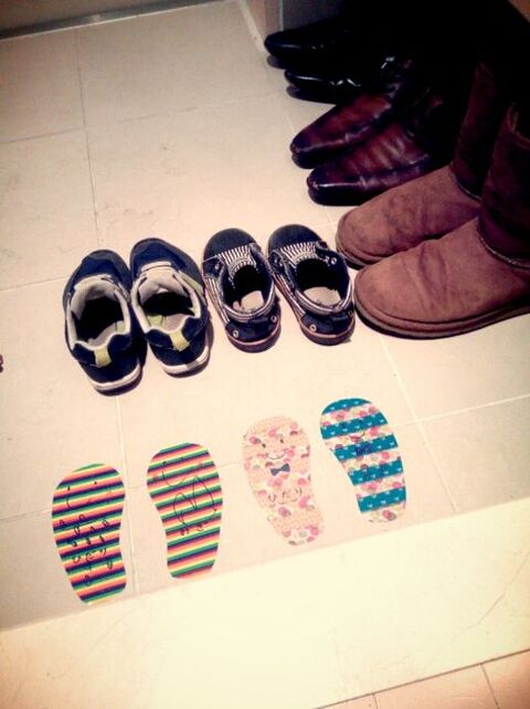 子供が靴をちゃんとそろえてくれる マスキングテープで簡単かわいい 靴おきくん 暮らしニスタ 子供が靴をちゃんとそろえてくれる マスキングテープで簡単かわいい 靴おきくん 暮らしニスタ