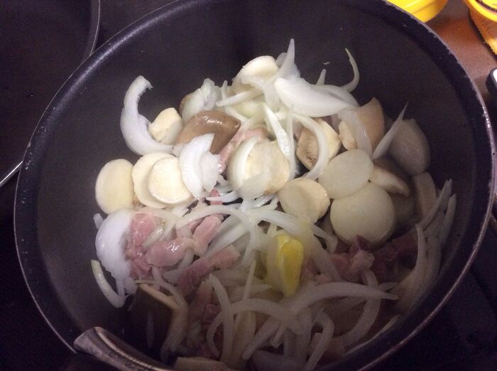 タマネギ、輪切りエリンギを加えてさらに炒める。