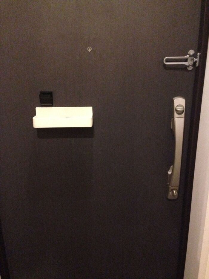 玄関扉の裏にトレーをつければ鍵はなくしません