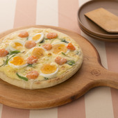 えびと卵のホワイトソースピザ