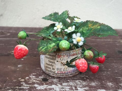100均樹脂粘土と でミニイチゴの鉢植え 暮らしニスタ