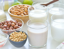 牛乳より植物性ミルクが体にも美容にもいい！？今流行のミルク4選