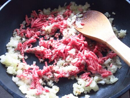 玉ねぎとお肉を炒めます。