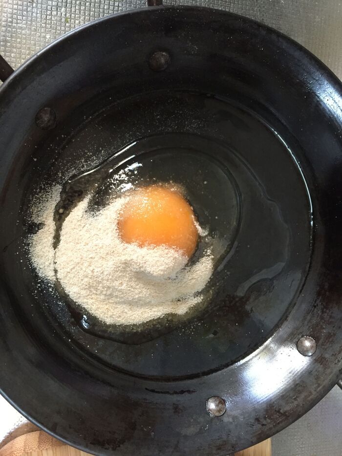 パエリアパンの中で卵液を作る