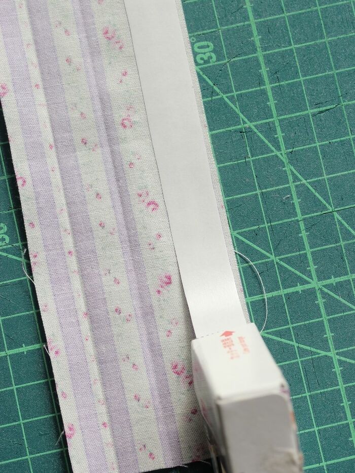 両面テープの片面はがして、布に貼っていきいきます