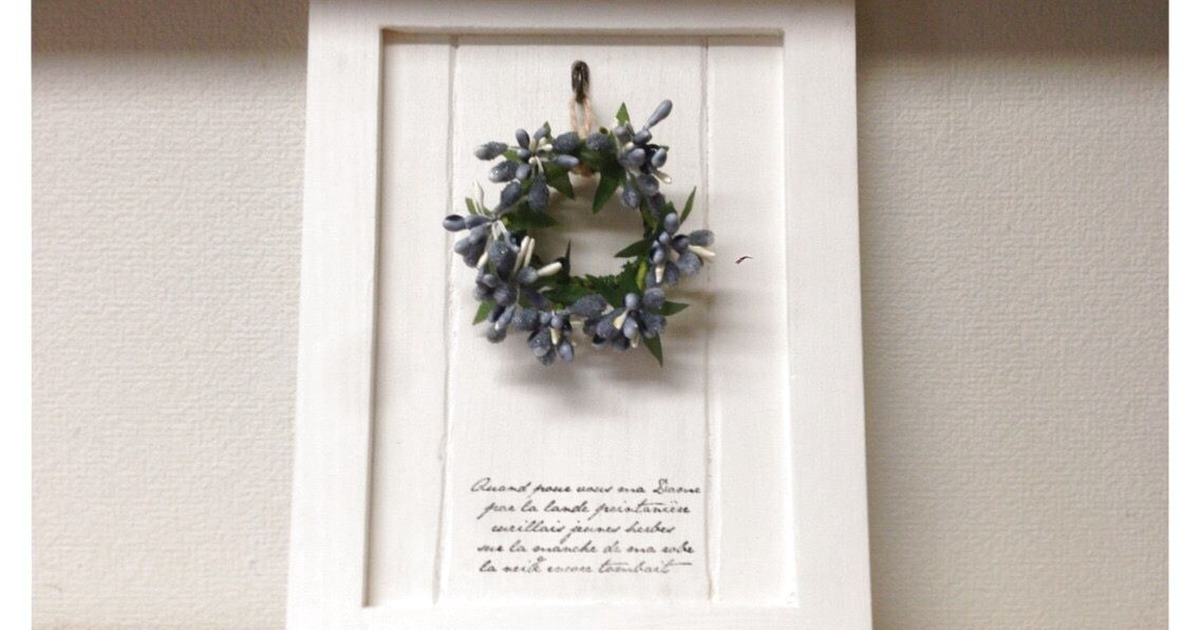 100円均一のフォトフレームと木板でミニリーススタンド 暮らしニスタ