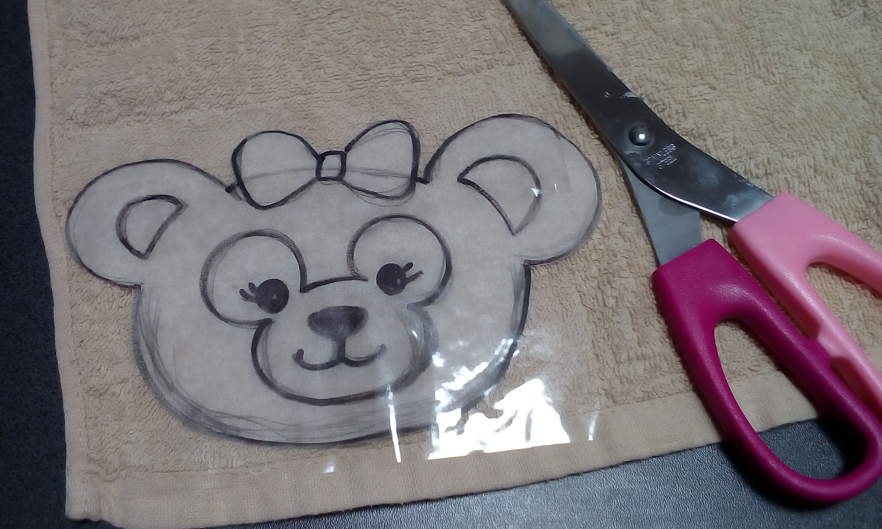 タオルの上にテープで型紙を貼り、カット。
