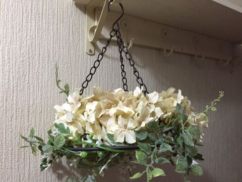 セリアの造花とアイアンハンキング ネットで吊るすディスプレイ 暮らしニスタ セリアの造花とアイアンハンキング ネットで吊るすディスプレイ 暮らしニスタ