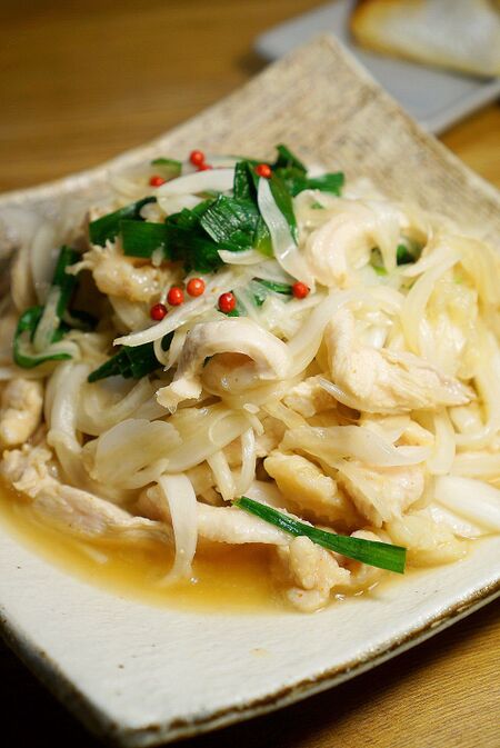 鶏のむね肉と新玉ねぎでツルンと食感！ボリューム満点！中華風サラダのレシピ