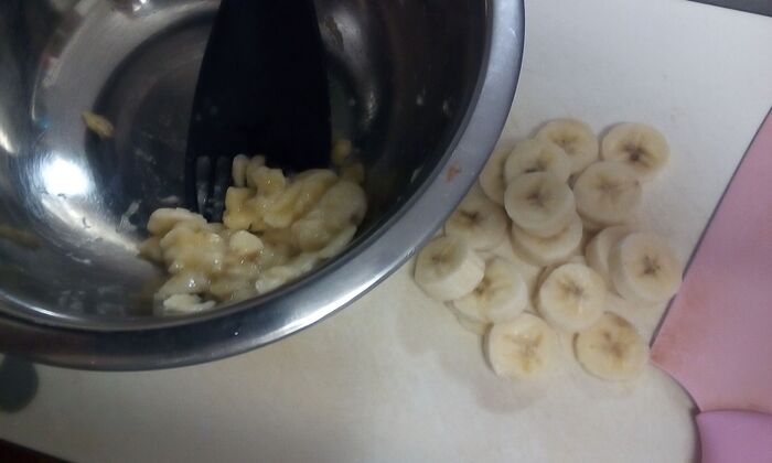 バナナの半分は潰し、半分はスライス