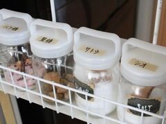 セリアなど100均で調味料入れを揃えて スッキリおしゃれに 暮らしニスタ セリアなど100均で調味料入れを揃えて スッキリおしゃれに 暮らしニスタ