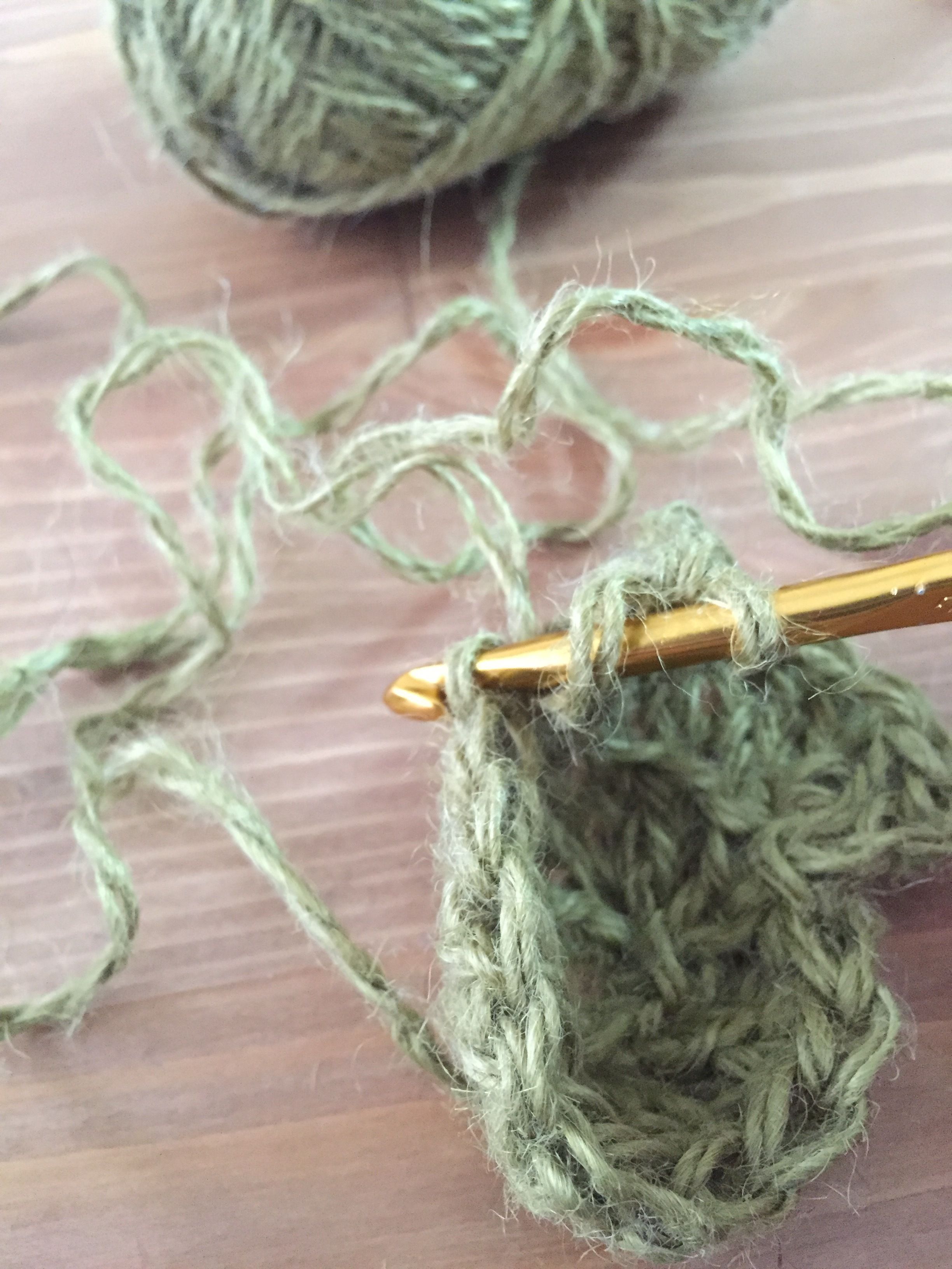 ジュート糸を編んで土台をつくる