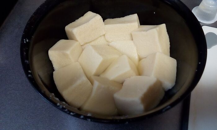 高野豆腐を説明書通りに出汁で戻します。