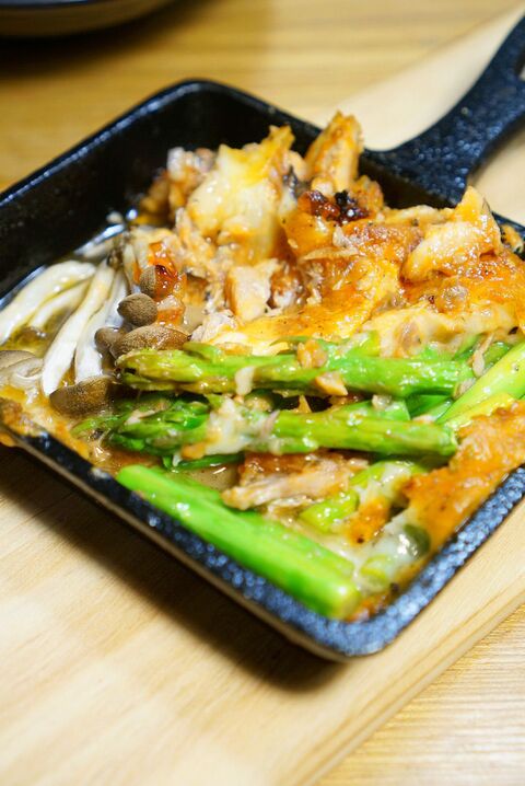 混ぜて焼くだけでこの旨さ 簡単サンマの水煮缶でアスパラきのこのトマトチーズ焼きのレシピ 暮らしニスタ