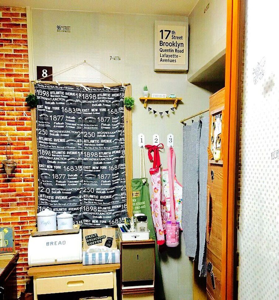 セリアのリメイクシートで キッチン壁をシンプルカフェ風にdiy 暮らしニスタ セリアのリメイクシートで キッチン壁をシンプルカフェ風にdiy 暮らしニスタ