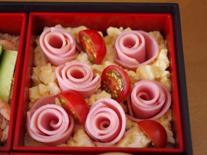 【レシピ】タマゴサラダ、花ハムとミニトマト添え