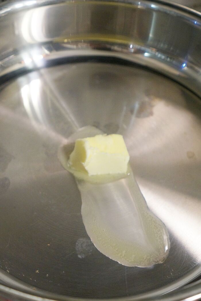 手順1.温めたフライパンにバターを入れる