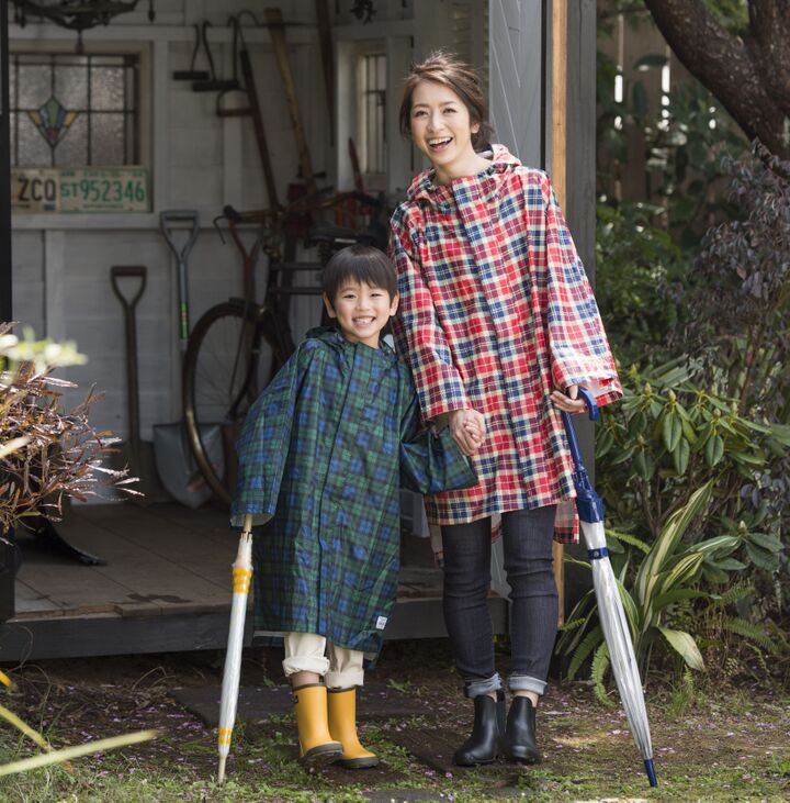 梅雨の時期も親子でオシャレに!雨の日が楽しくなるレインコートが登場です♪