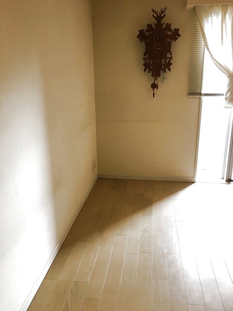 Diyで床を大理石調にリメイク 粘着タイルで道具いらず 暮らしニスタ Diyで床を大理石調にリメイク 粘着タイルで道具いらず 暮らしニスタ