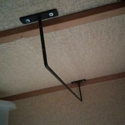 セリアのアイアンウォールバーを活用 冬物アウターの収納術 暮らしニスタ