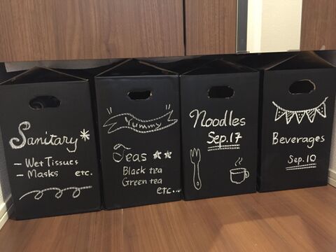 すきま収納をおしゃれに セリアの黒板シートを備蓄品管理に活用 暮らしニスタ すきま収納をおしゃれに セリアの黒板シートを備蓄品管理に活用 暮らしニスタ