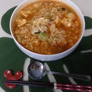 牛肉のだしスティックとネギで辛ラーメンのアレンジレシピ