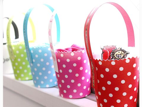 100均のドット柄紙コップで持ち手付きかわいいバケツ型ラッピンググッズが完成 暮らしニスタ 100均のドット柄紙コップで持ち手付きかわいいバケツ型ラッピンググッズが完成 暮らしニスタ