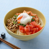 旬のトマトで夏うどん♪「キムトマ納豆うどん（温玉のせ）」