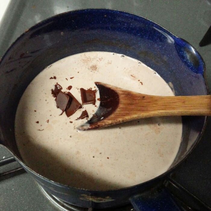 ②チョコレートを入れて溶かす