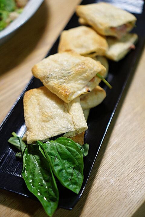 糖質offで美味しいおつまみ トースターで焼くだけ カマンベールの油揚げサンド 暮らしニスタ