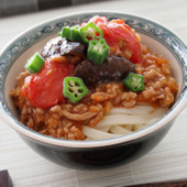 旬のトマトで夏うどん♪「トマなす麻婆うどん」