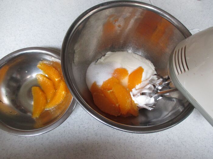 ④ヨーグルト、砂糖、オレンジを混ぜる。