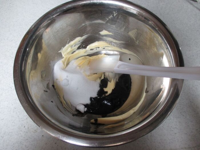 ②別のボールでバター、砂糖、黒ゴマペーストを混ぜる