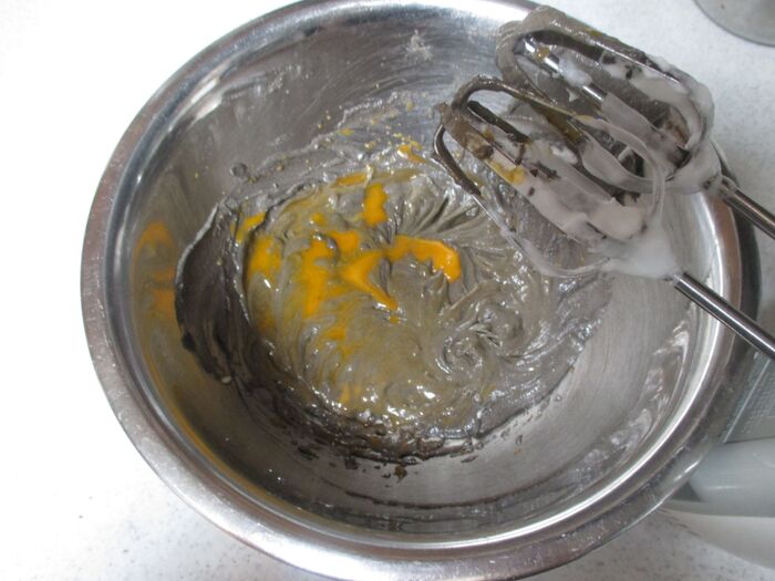 ③それに、すこしづつ卵黄を加え混ぜる。