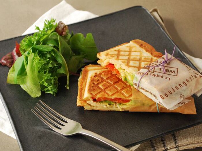 話題の惣菜“サラダチキン”×とろ～りアボカドで♪キルト模様のホットサンドレシピ