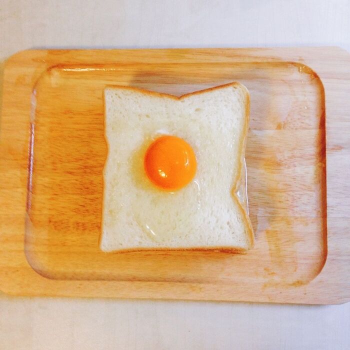 パンに卵をのせます