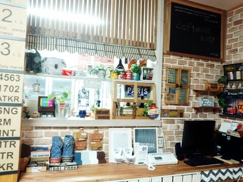 100均リメイクシートで リビング壁をカフェ風にdiy 暮らしニスタ