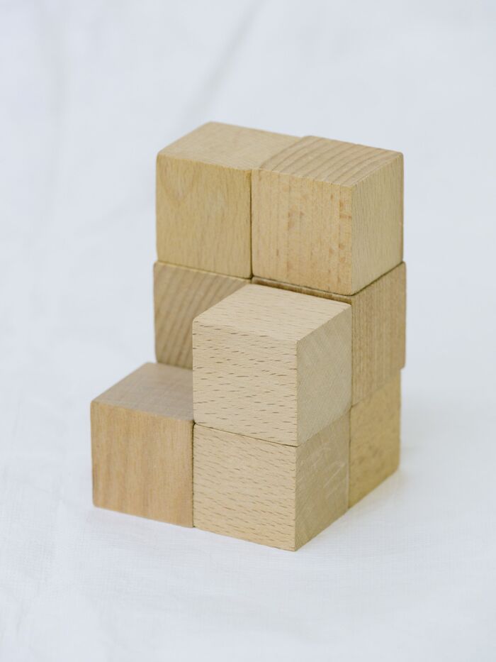 立方体積み木でいろいろな積み方をする