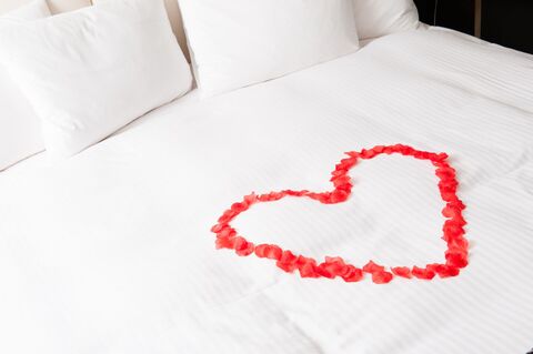 女から押し倒すのはアリ 男性100人に聞いた 押し倒されたい願望 暮らしニスタ